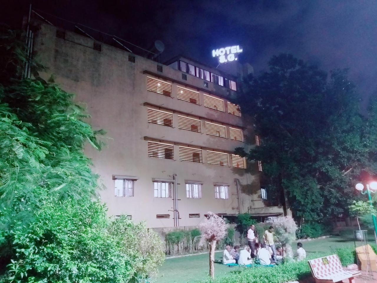 Oyo 26999 Hotel Sg Ahmedabad Eksteriør billede