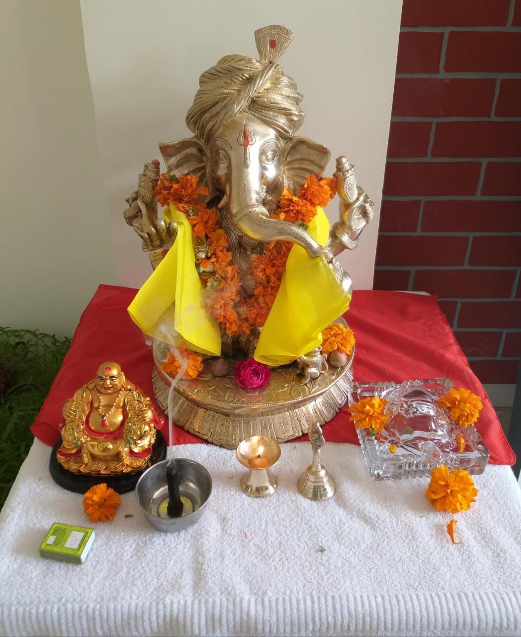 Oyo 26999 Hotel Sg Ahmedabad Eksteriør billede