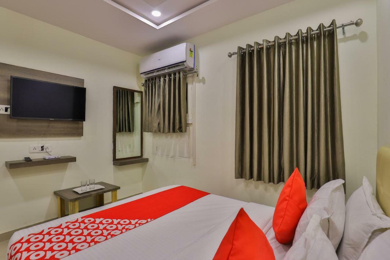Oyo 26999 Hotel Sg Ahmedabad Eksteriør billede