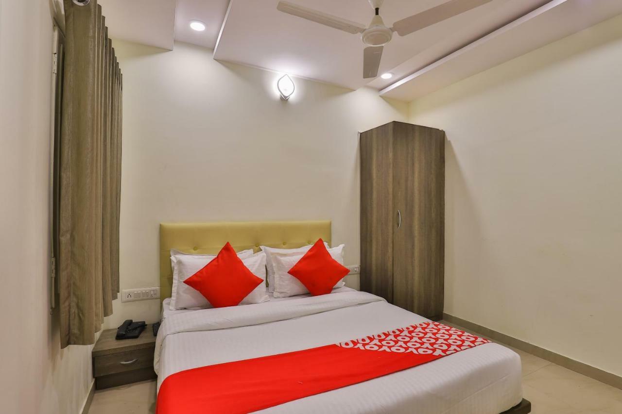 Oyo 26999 Hotel Sg Ahmedabad Eksteriør billede