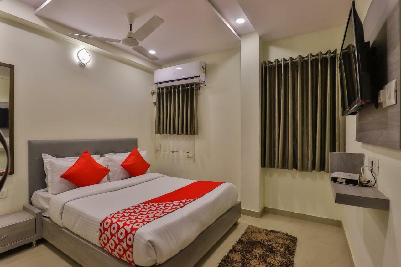 Oyo 26999 Hotel Sg Ahmedabad Eksteriør billede